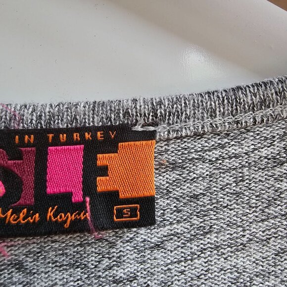 Sleeveless Gray Tunic Top With Abstract Hem Design By Isle - Picture 4 of 8